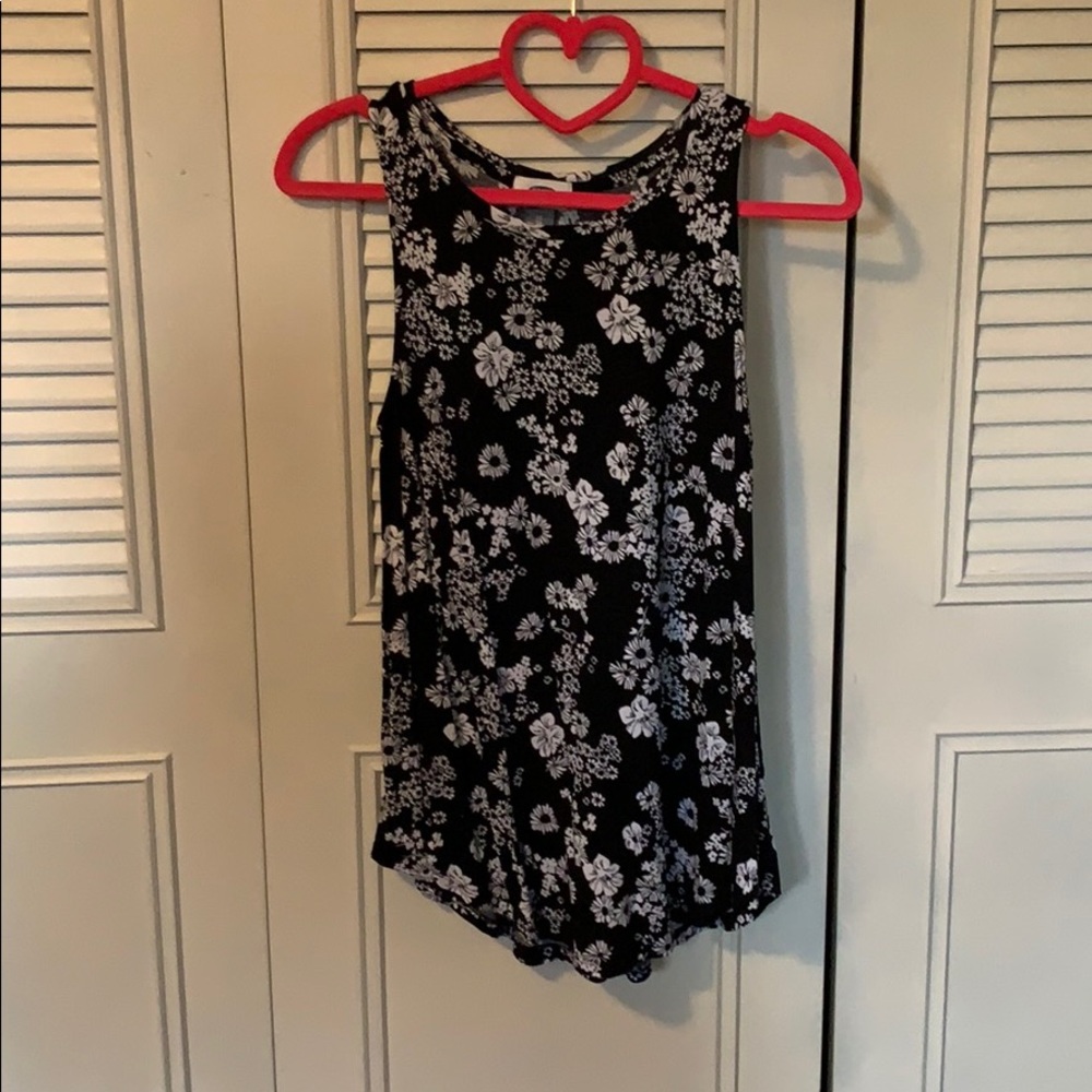Asymmetrical hem Black & white floral Old Navy top